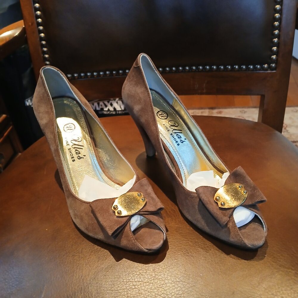 Sensible 3" heel suede pumps. New and unworn.